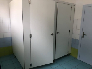 Namestnik OŠ Ruše WC kabine kompakt