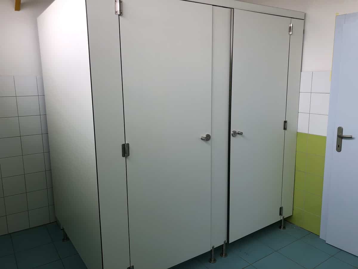 Namestnik OŠ Ruše WC kabine kompakt